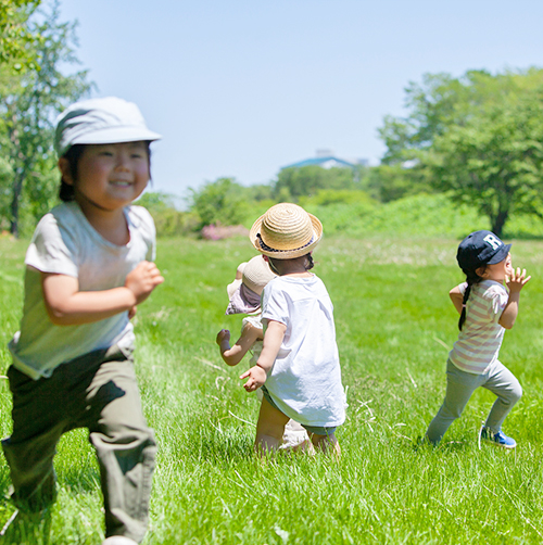 緑豊かな場所で遊んでいる子供たち